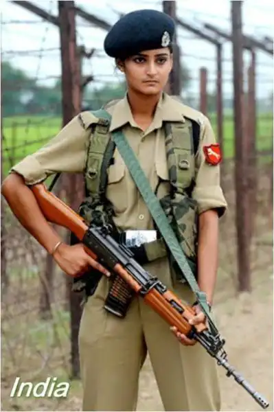 Девушки служат в армии по всему миру
