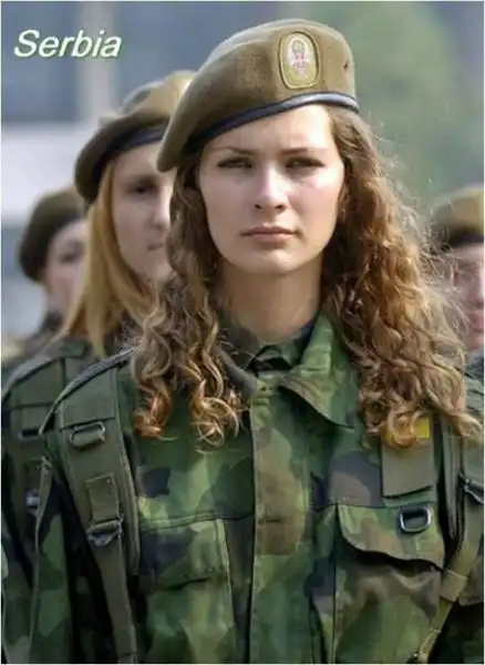Девушки служат в армии по всему миру