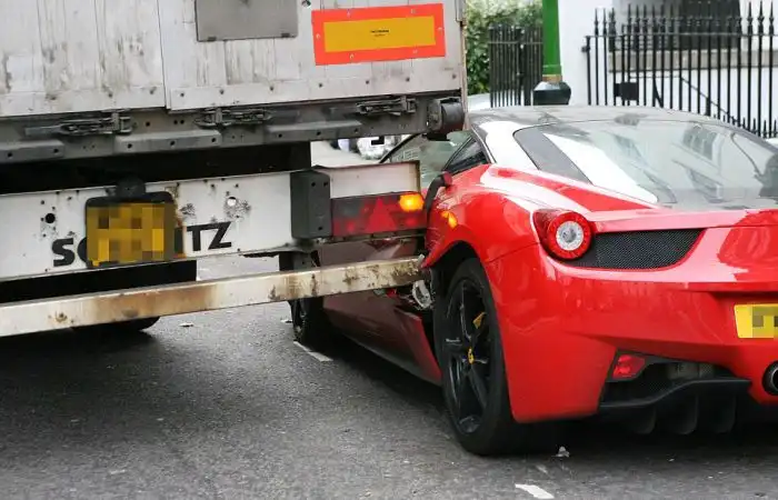 Водитель грузовика не заметил Ferrari 458 Italia