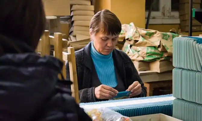 Как делают карандаши из сибирского кедра