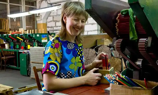 Как делают карандаши из сибирского кедра