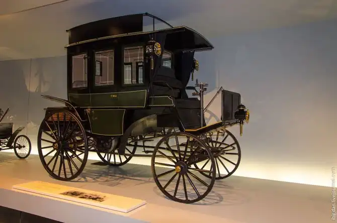 Экскурсия в Музей самодвижущихся экипажей компании Мерседес