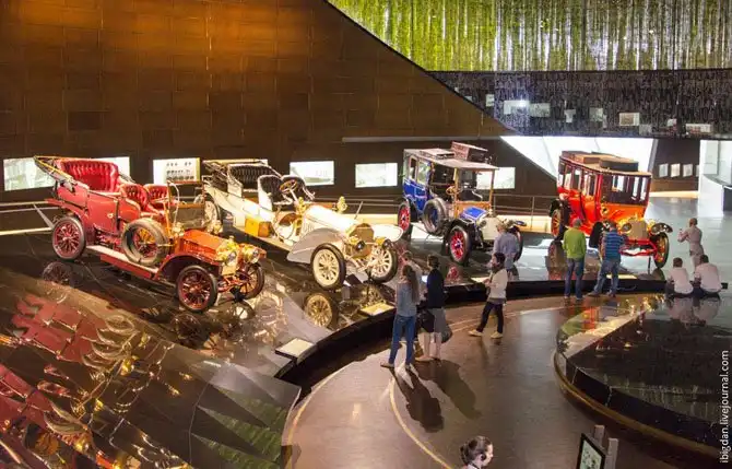 Экскурсия в Музей самодвижущихся экипажей компании Мерседес