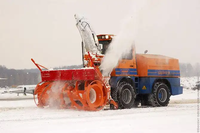 Как обслуживают взлетно-посадочную полосу