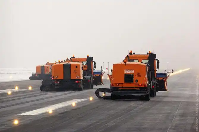 Как обслуживают взлетно-посадочную полосу