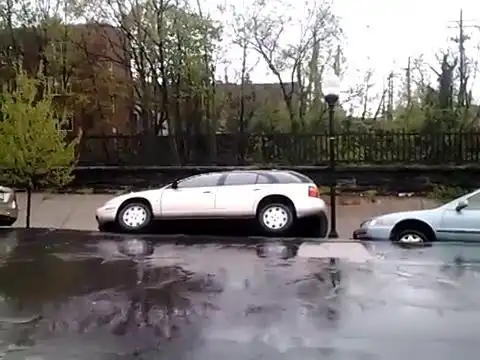 Обрушение дороги и десятков припаркованных автомобилей