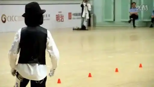 Японская девушка демонстрирует нереальное мастерство езды на роликах