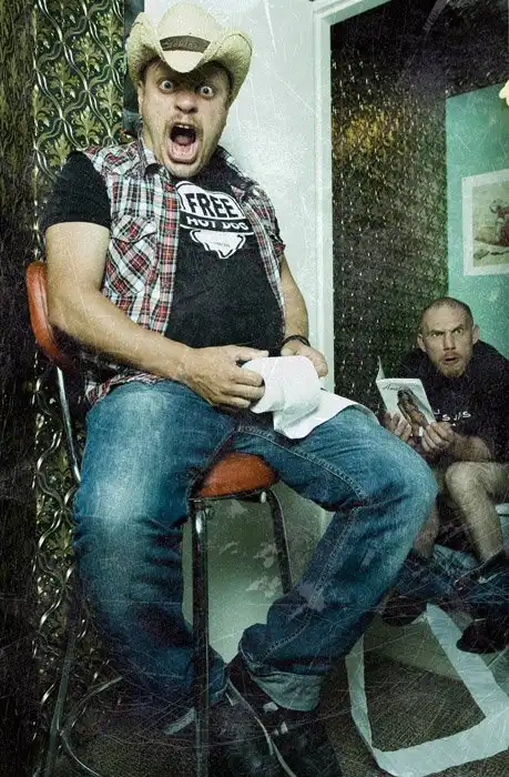 Тупой маневр на дороге ..прилетело