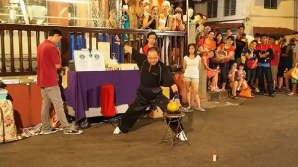 Палец китайца, пробивающего рукой кокосовый орех