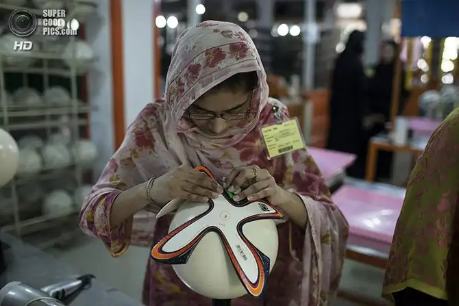 Производство официальных мячей ЧМ-2014 в Пакистане