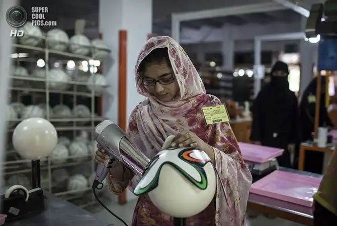 Производство официальных мячей ЧМ-2014 в Пакистане