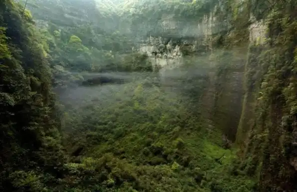 В Китае обнаружили огромную пещеру с собственным климатом и облаками