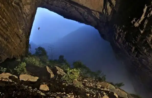 В Китае обнаружили огромную пещеру с собственным климатом и облаками