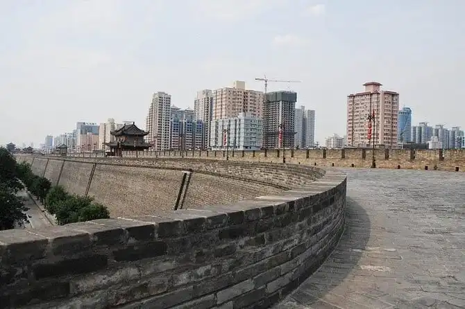 Прогулка по древняя стене в городе Сиань