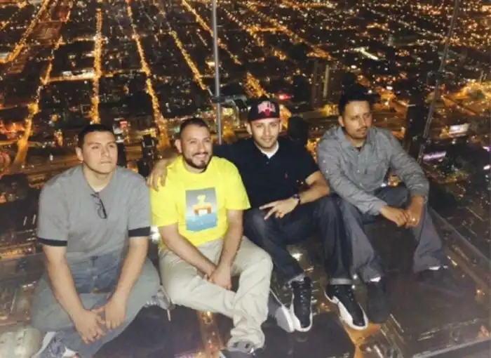 На смотровой площадке небоскреба треснул стеклянный пол