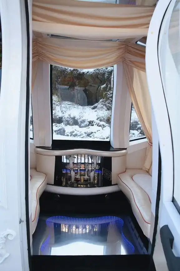 Карета-лимузин для катания молодоженов