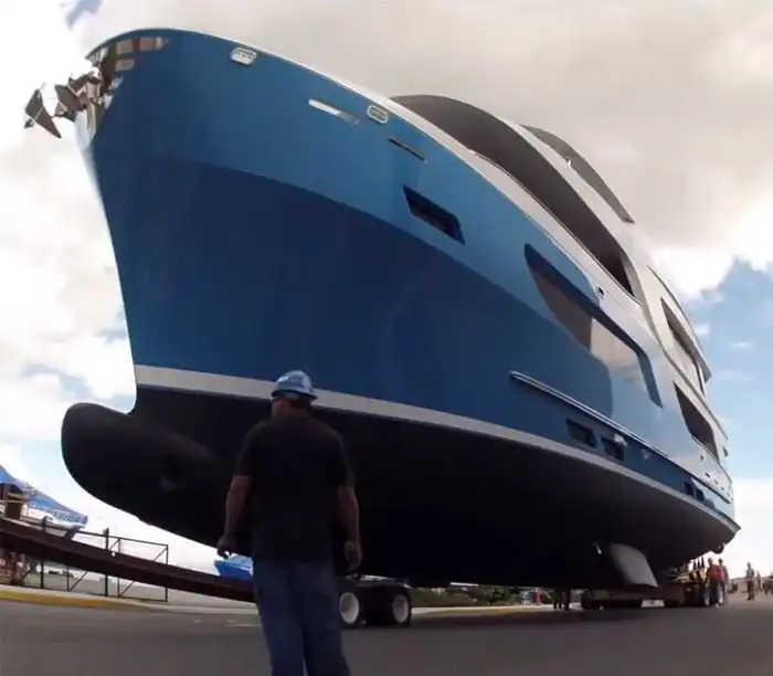 Спуск на воду яхты за 6 миллионов долларов пошел не по плану