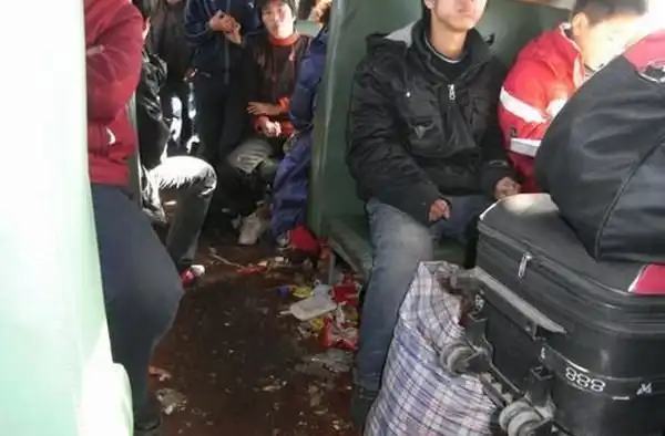 Вагоны китайских электричек больше похожи на свалку