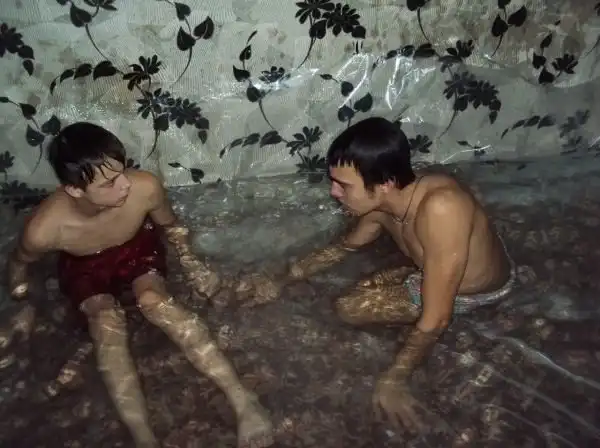 Вечеринка у бассейна в квартире многоэтажки