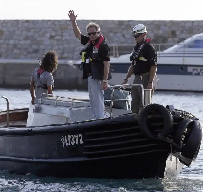 Лайнер Коста Конкордия покинул место своего крушения