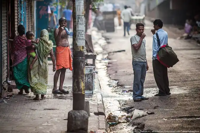 Как проходит утро индийского бездомного