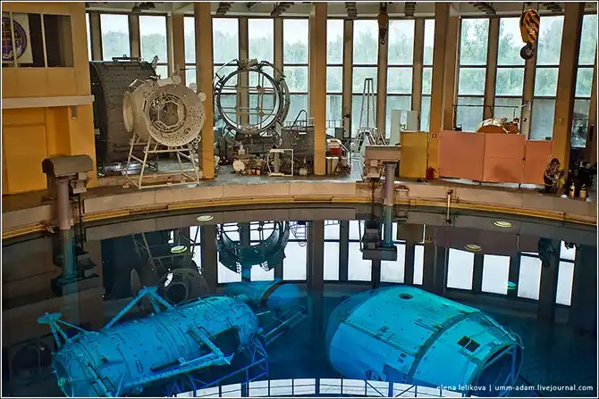 Как космонавты готовятся работать в открытом космосе