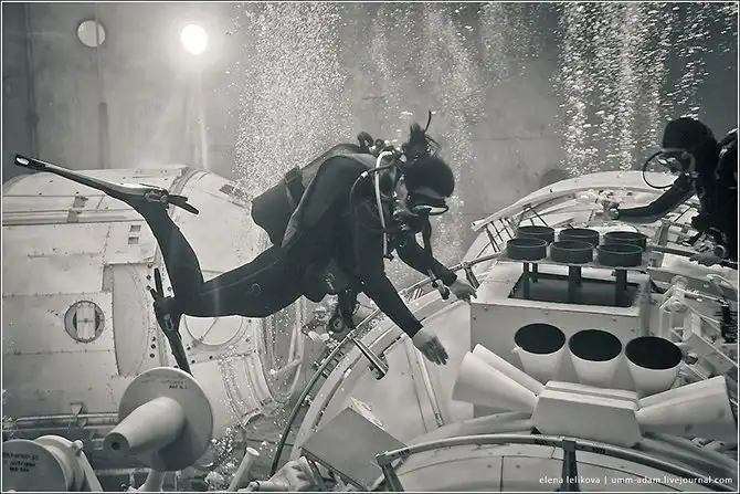 Как космонавты готовятся работать в открытом космосе