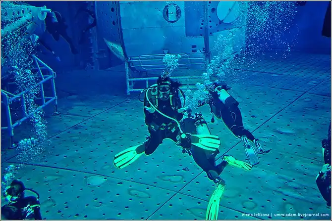 Как космонавты готовятся работать в открытом космосе