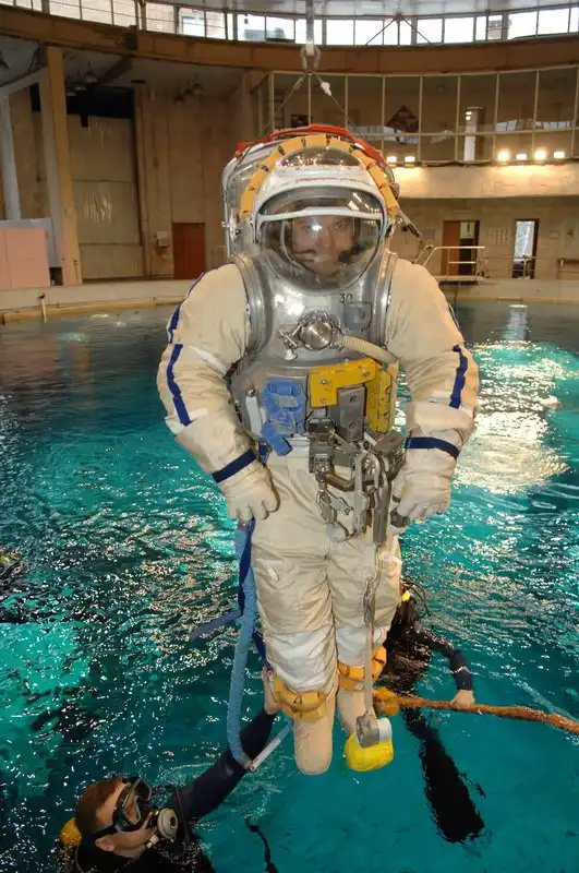 Как космонавты готовятся работать в открытом космосе