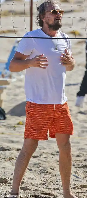 Бородатый Леонардо Ди Каприо отдыхает на пляже с Тони Гаррн