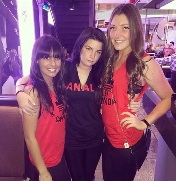 Канадским девушкам нужно осторожно носить патриотические футболки