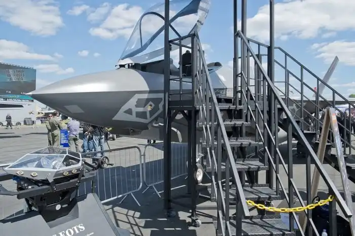 Новый американский истребитель F-35 на выставке "Фарнборо-2014"