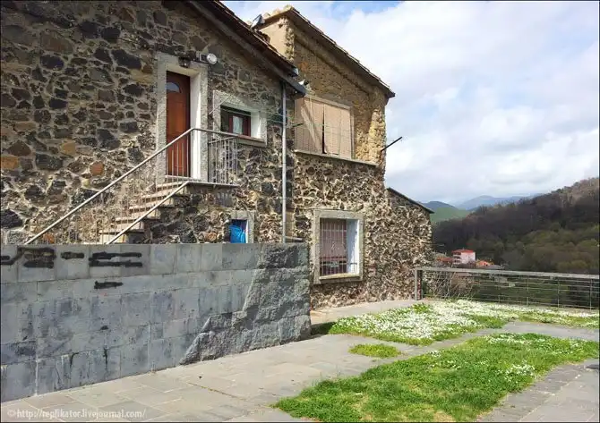 Кастельфульит-де-ла-Рока - город на краю