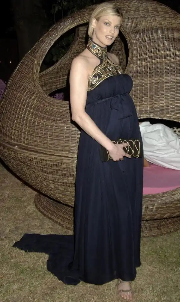 Знаменитости, ставшие мамами после 40