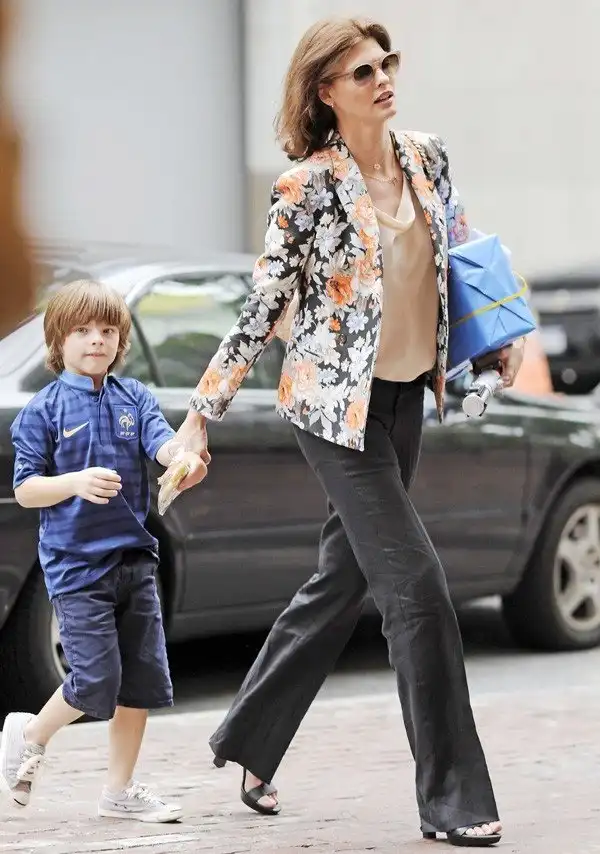 Знаменитости, ставшие мамами после 40