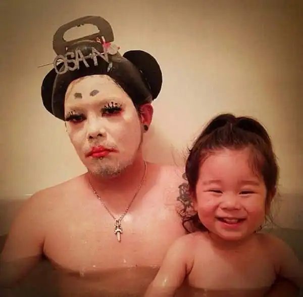 Гениальный папашка знает, как выкупать дочь без истерики