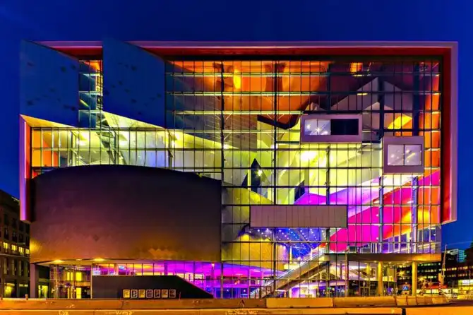 Самые эффектные архитектурные сооружения, “оживающие” с наступлением ночи