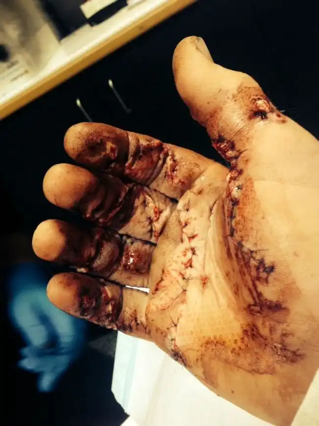 Грабитель с мачете против владельца дома