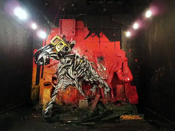 Потрясающий стрит-арт, сделанный из мусора