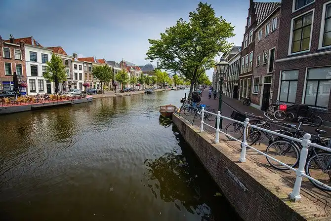 Прогулка по нидерландскому городу каналов