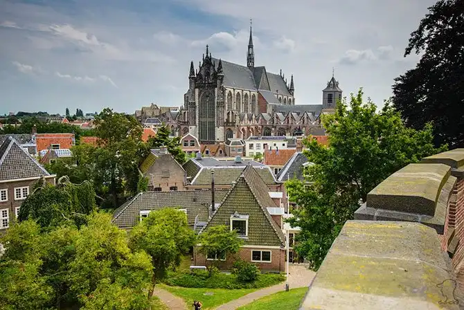 Прогулка по нидерландскому городу каналов