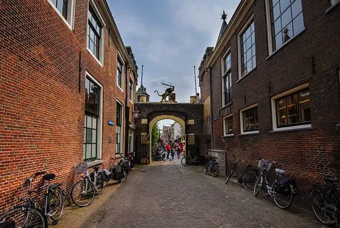 Прогулка по нидерландскому городу каналов