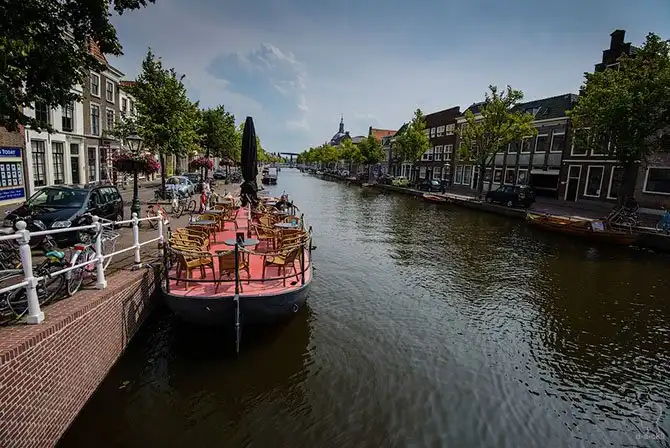 Прогулка по нидерландскому городу каналов