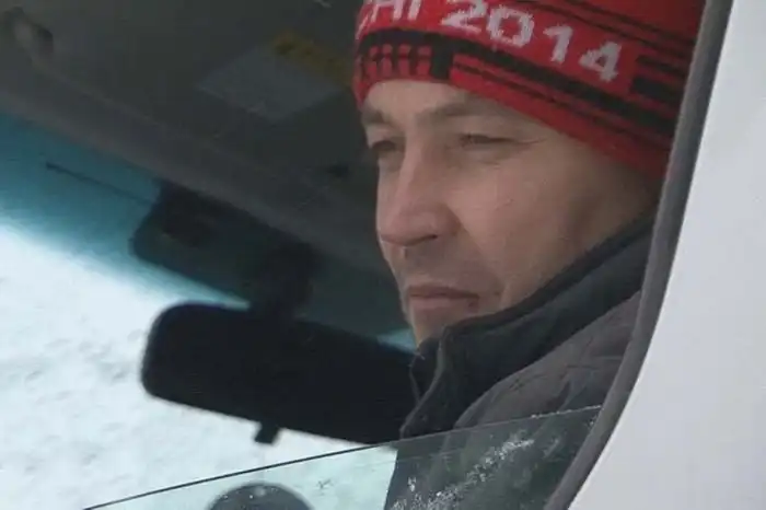 Мужчина провел в машине больше суток, требуя, чтобы его отпустили