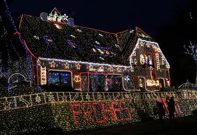 Необычные рождественские световые украшения на британских домах