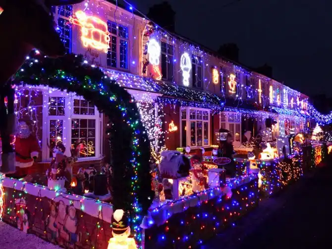 Необычные рождественские световые украшения на британских домах
