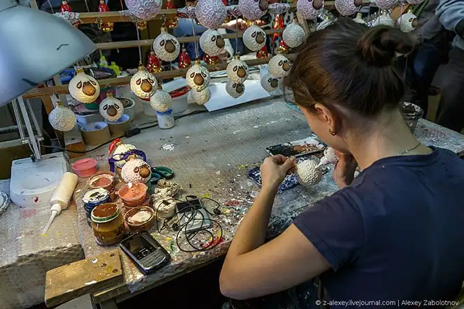 Как делают ёлочные игрушки