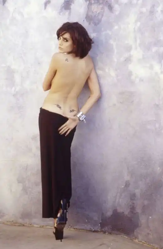 В сети появились ранние фото Анджелины Джоли топлес