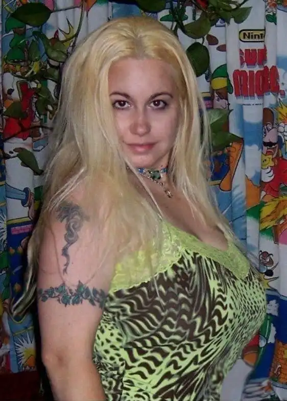 Девушка рисует картины грудью четвертого размера