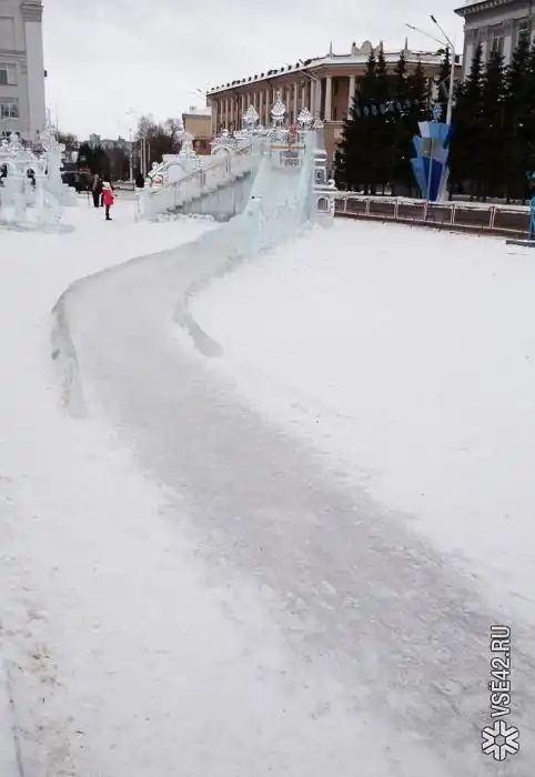 Из-за аномально теплой погоды в Кемерово закрыли ледовый городок